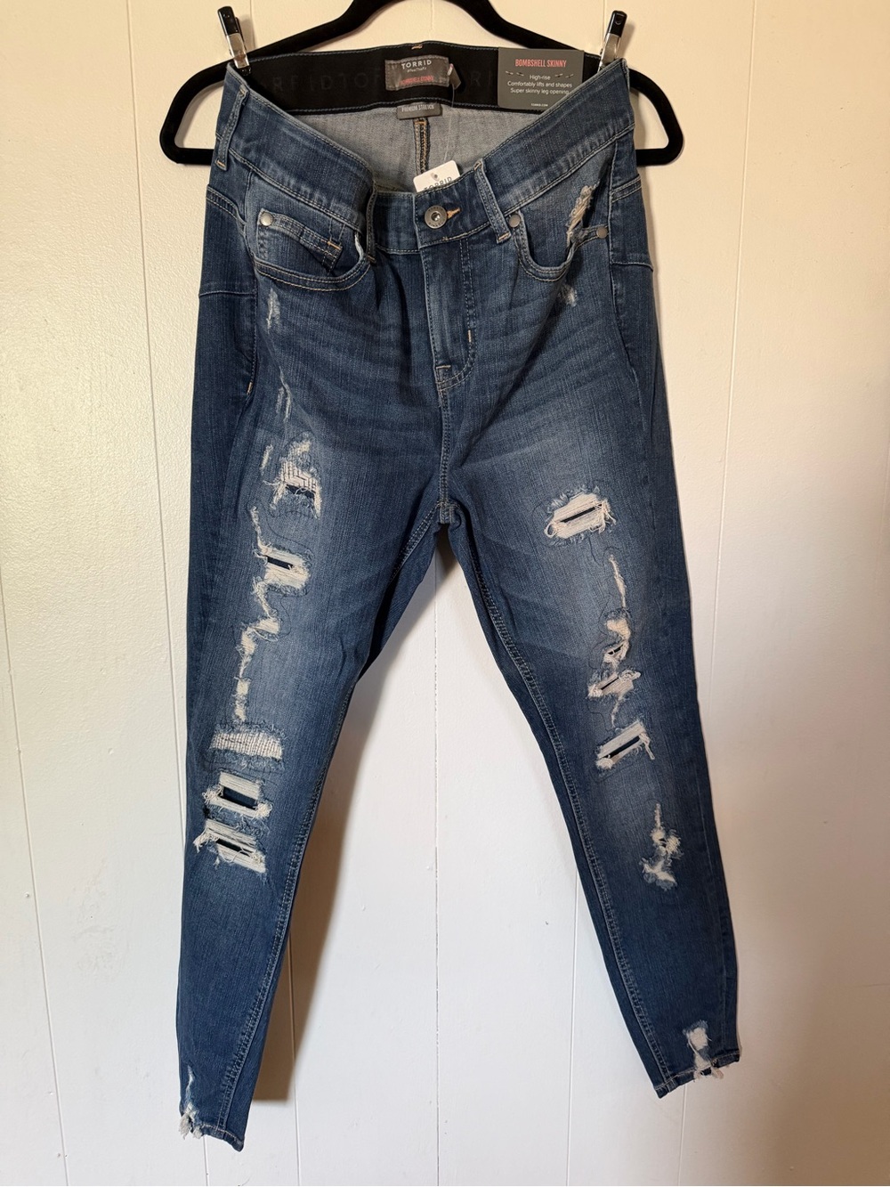 torrid Ripped Skinny Jeans in Medium Blue Wash NWT